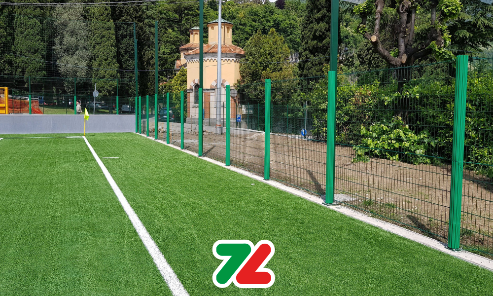 Protezioni in gomma per pali a bordo campo su rete e recinzione