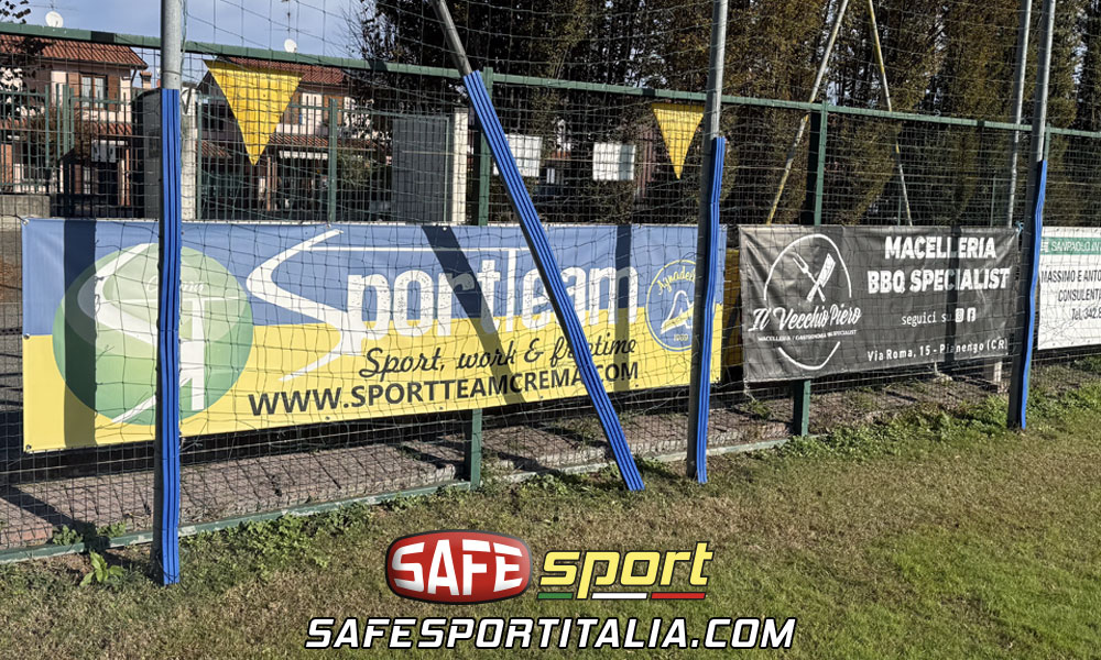 Protezioni antitrauma per pali e paletti nel campo da calcio