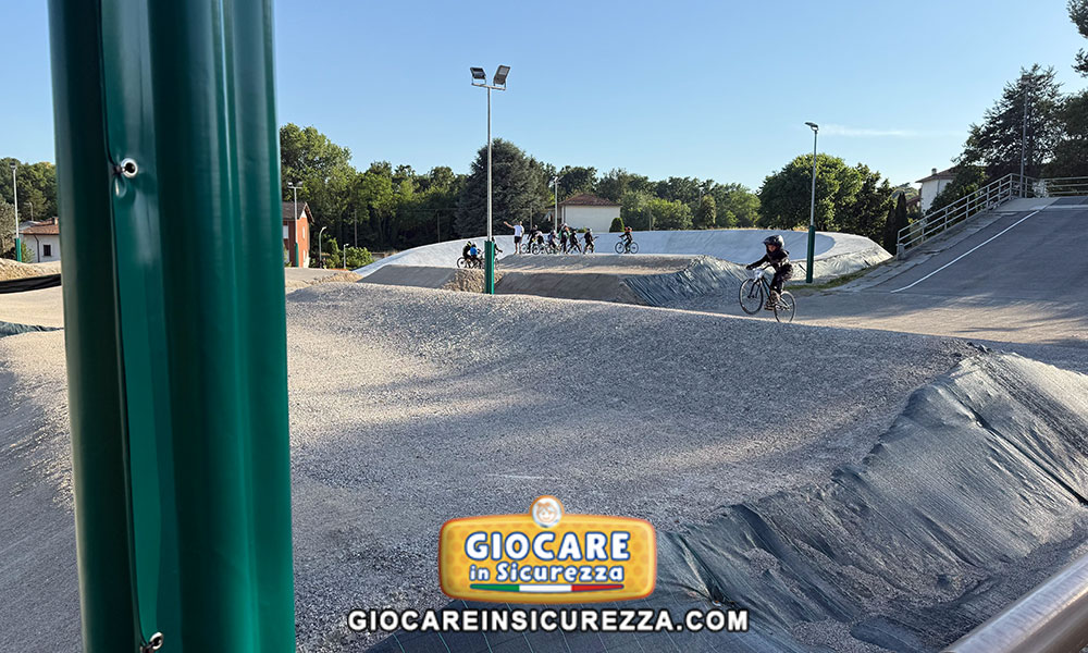 Protezioni imbottite e ondulate per pali luce nella pista BMX