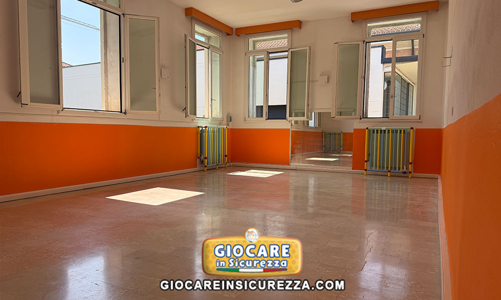 Protezioni murali in gomma morbida per palestra scolastica